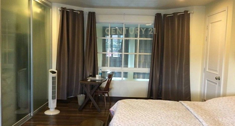 For rent 3 bedrooms townhouse in Bang Na, Bangkok