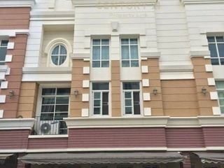 For rent 3 bedrooms townhouse in Bang Na, Bangkok