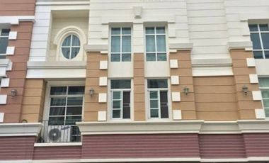 Casa adosada en alquiler de 3 habitaciones en Bang Na, Bangkok