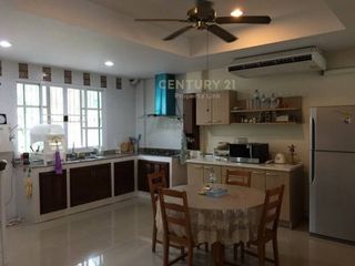For rent 3 bedrooms townhouse in Bang Na, Bangkok