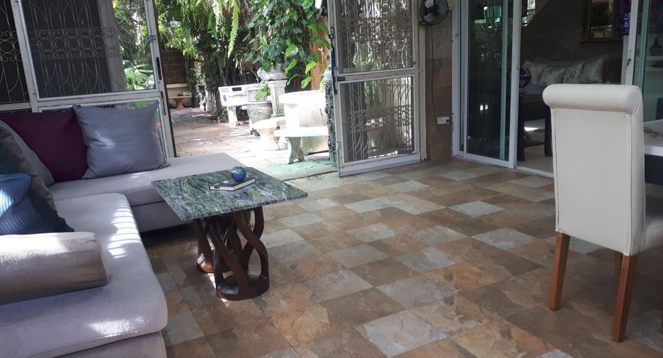 For sale 3 bed townhouse in Cha Am, Phetchaburi