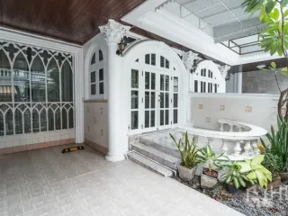 À louer 5 chambres maison de ville à Watthana, Bangkok