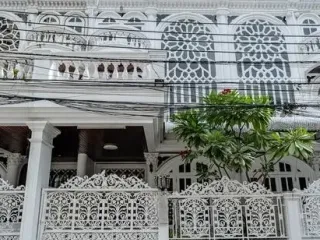 À louer 5 chambres maison de ville à Watthana, Bangkok