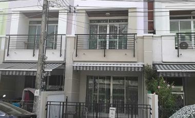 For rent 3 bed townhouse in Bang Kapi, Bangkok