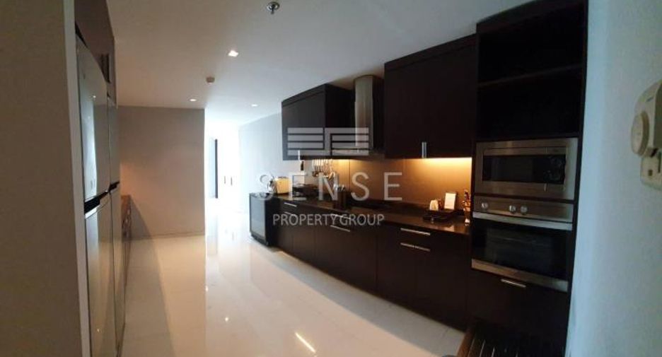 For rent 3 bedrooms condo in Khlong Toei, Bangkok