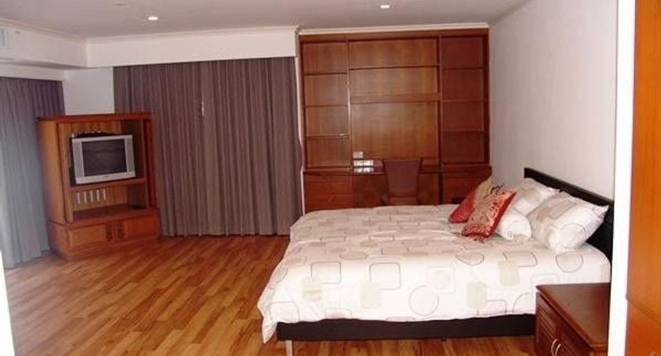 For rent 3 bed condo in Watthana, Bangkok