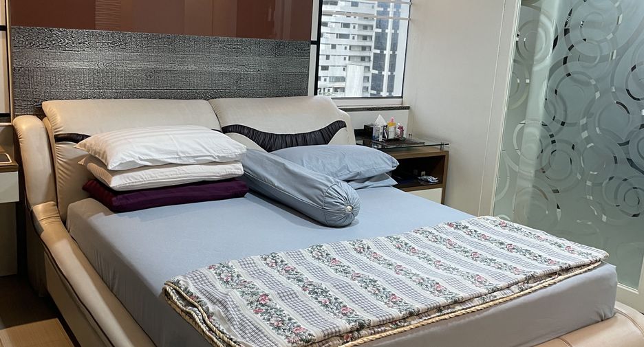 For sale 3 Beds condo in Watthana, Bangkok