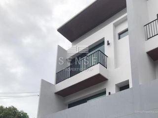 Casa adosada en alquiler de 3 habitaciones en Khlong Toei, Bangkok