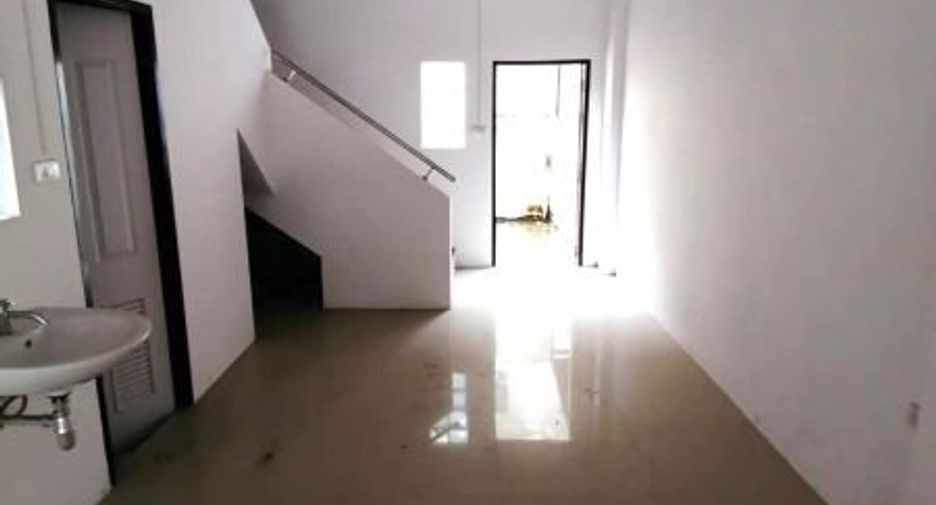 出售 3 卧室 商业空间 在 Si Racha, Chon Buri