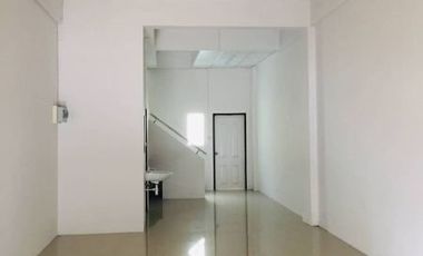 Local comercial en venta de 3 habitaciones en Si Racha, Chonburi