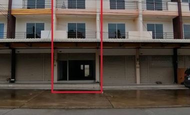 Local comercial en venta de 3 habitaciones en Si Racha, Chonburi