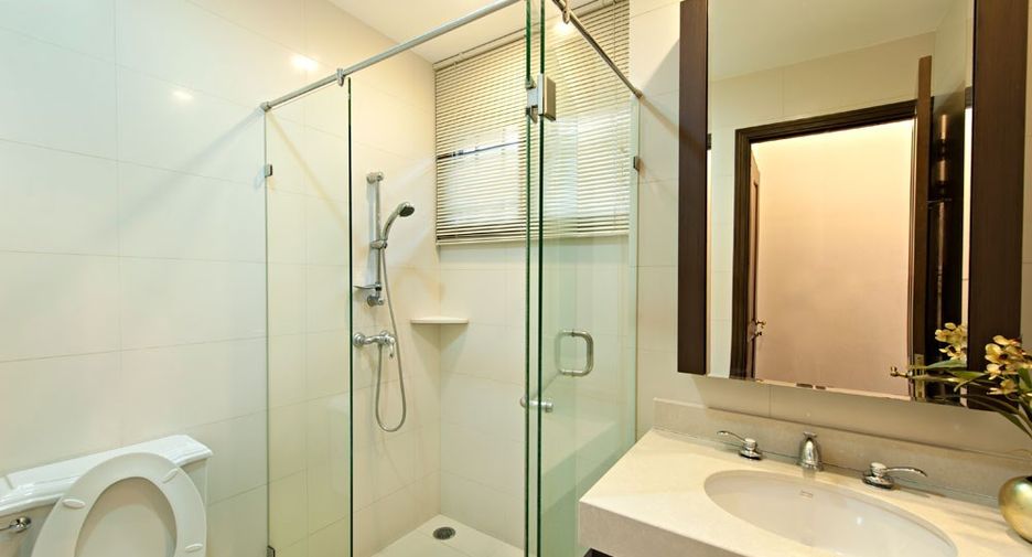 For rent 4 bedrooms condo in Khlong San, Bangkok