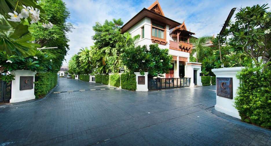 For rent 4 bedrooms condo in Khlong San, Bangkok