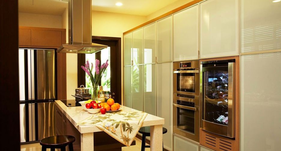 For rent 4 bedrooms condo in Khlong San, Bangkok