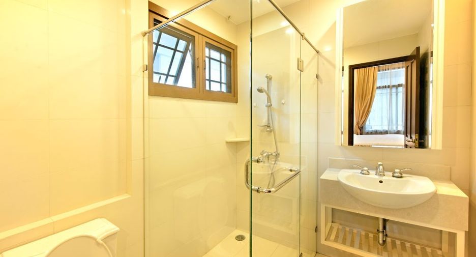 For rent 4 bedrooms condo in Khlong San, Bangkok