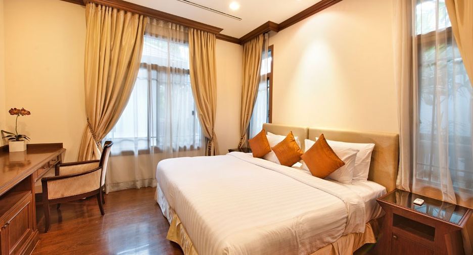 For rent 4 bedrooms condo in Khlong San, Bangkok