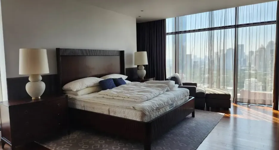For rent 4 bedrooms condo in Pathum Wan, Bangkok
