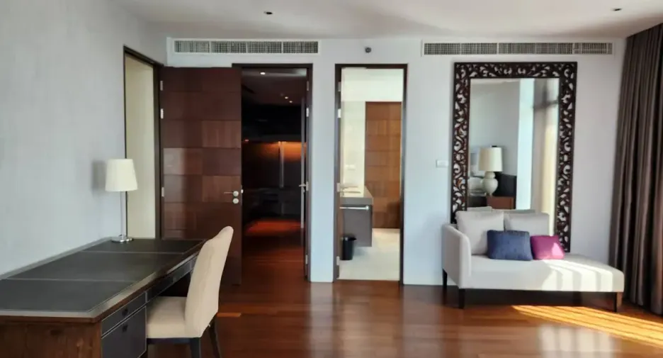 For rent 4 bedrooms condo in Pathum Wan, Bangkok