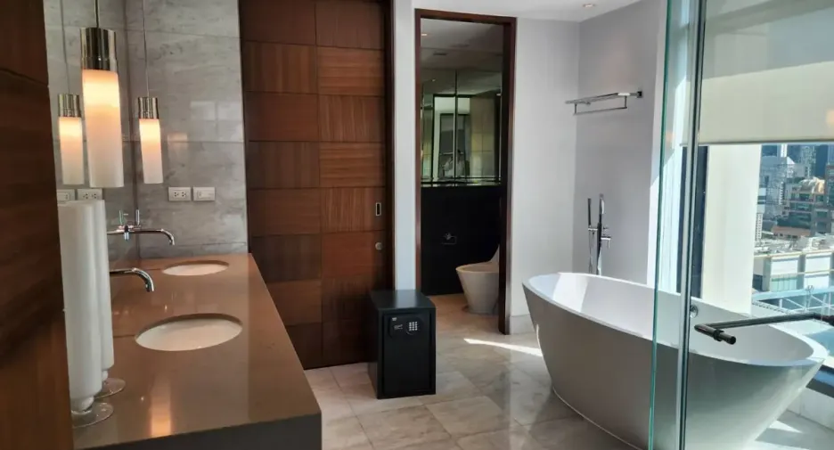 For rent 4 bedrooms condo in Pathum Wan, Bangkok
