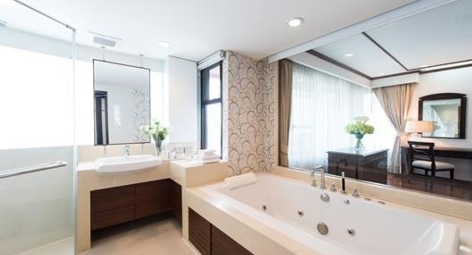 For rent 4 bedrooms condo in Khlong Toei, Bangkok