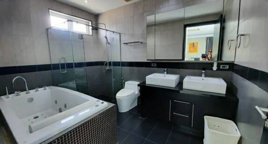 For sale 5 bedrooms house in Bang Lamung, Chonburi