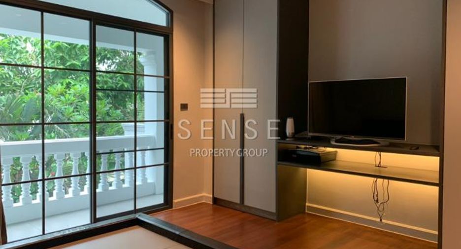 For rent 4 bedrooms townhouse in Khlong Toei, Bangkok