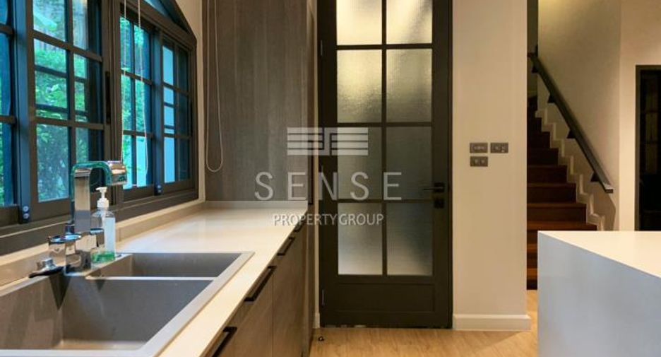 For rent 4 bedrooms townhouse in Khlong Toei, Bangkok