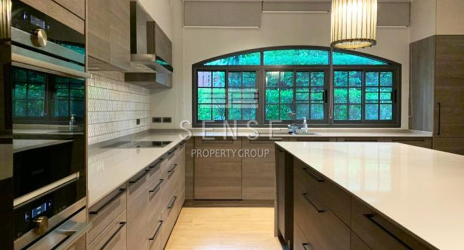 For rent 4 bedrooms townhouse in Khlong Toei, Bangkok