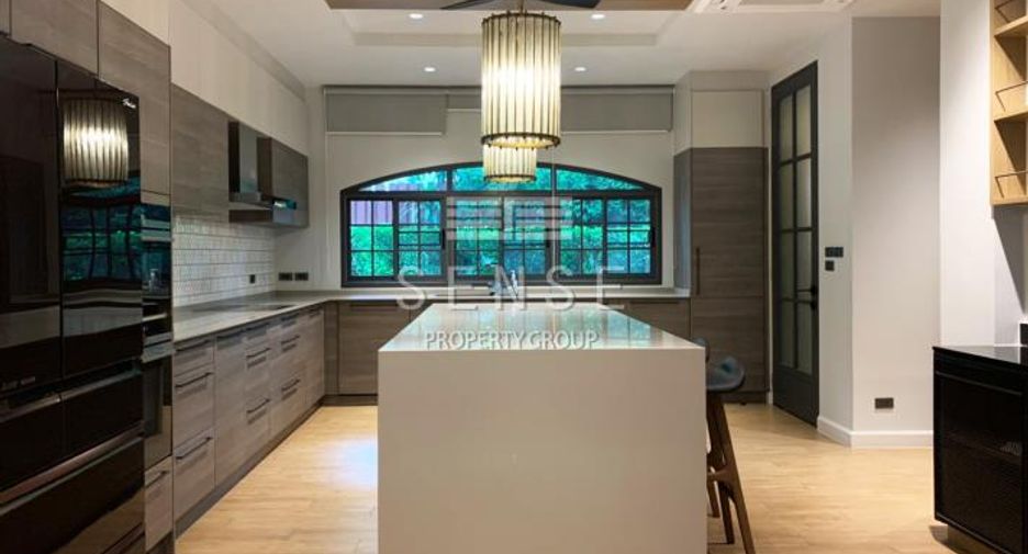 For rent 4 bedrooms townhouse in Khlong Toei, Bangkok