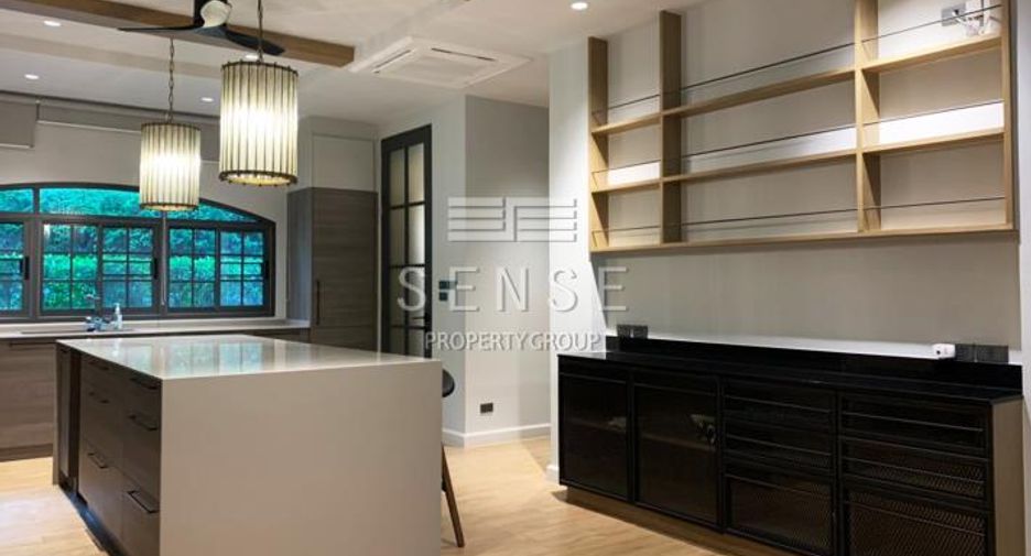 For rent 4 bedrooms townhouse in Khlong Toei, Bangkok