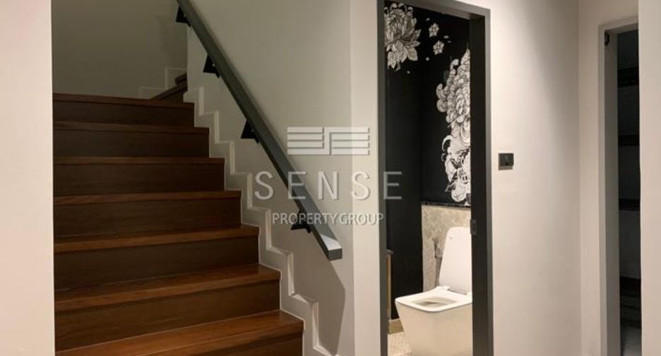 For rent 4 bedrooms townhouse in Khlong Toei, Bangkok