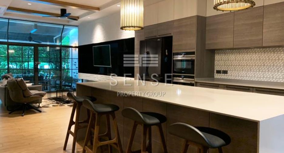 For rent 4 bedrooms townhouse in Khlong Toei, Bangkok