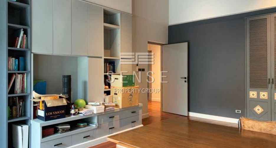 For rent 4 bedrooms townhouse in Khlong Toei, Bangkok