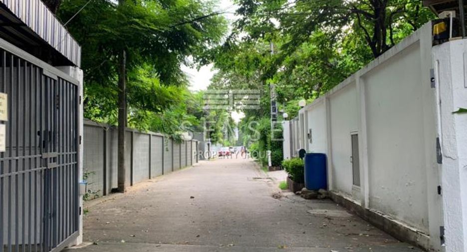 For rent 4 bedrooms townhouse in Khlong Toei, Bangkok