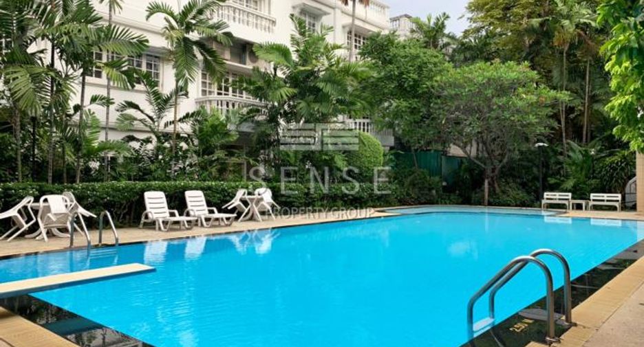 For rent 4 bedrooms townhouse in Khlong Toei, Bangkok