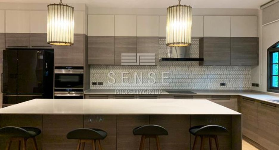 For rent 4 bedrooms townhouse in Khlong Toei, Bangkok
