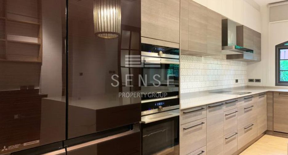 For rent 4 bedrooms townhouse in Khlong Toei, Bangkok