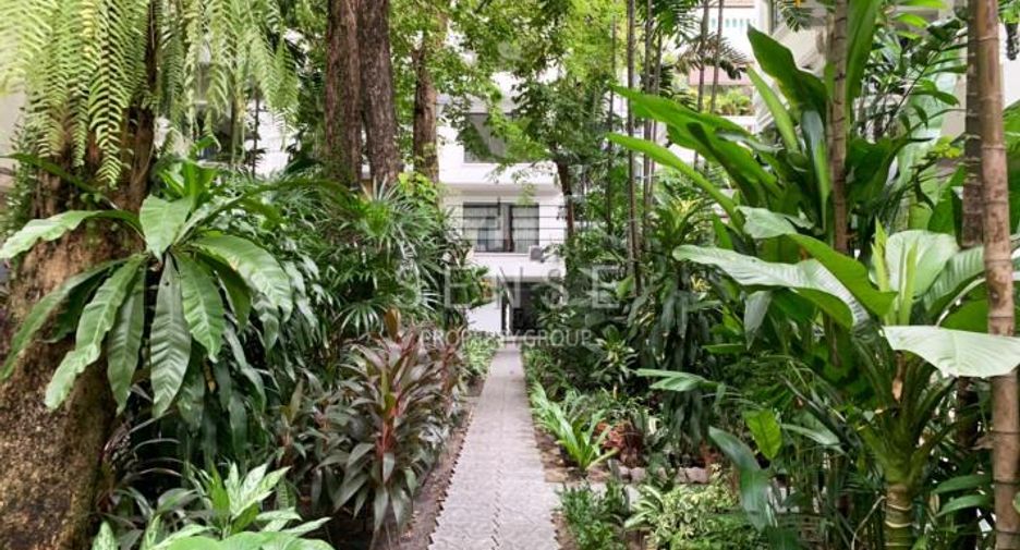 For rent 4 bedrooms townhouse in Khlong Toei, Bangkok