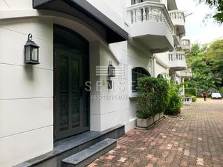 À louer 4 chambres maison de ville à Khlong Toei, Bangkok