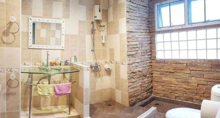Casa en alquiler y en venta de 4 habitaciones en Si Racha, Chonburi