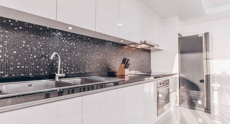 For rent 2 bedrooms serviced apartment in Mueang Phuket, Phuket