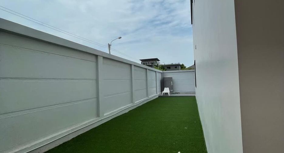 For rent 4 bed townhouse in Khan Na Yao, Bangkok