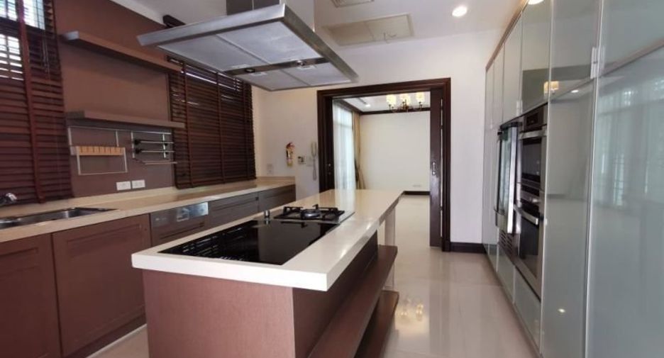 For rent 4 bedrooms house in Yan Nawa, Bangkok