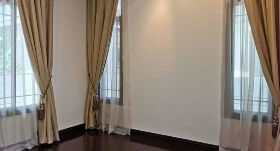 For rent 4 bedrooms house in Yan Nawa, Bangkok
