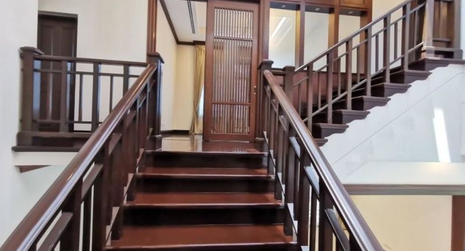 For rent 4 bedrooms house in Yan Nawa, Bangkok