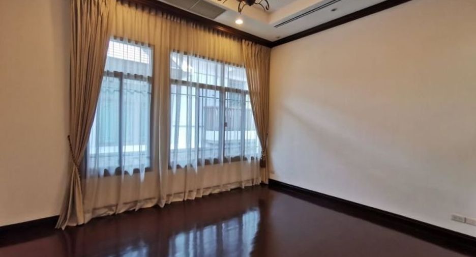 For rent 4 bedrooms house in Yan Nawa, Bangkok