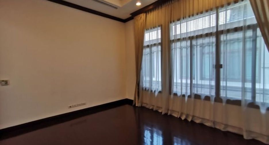 For rent 4 bedrooms house in Yan Nawa, Bangkok