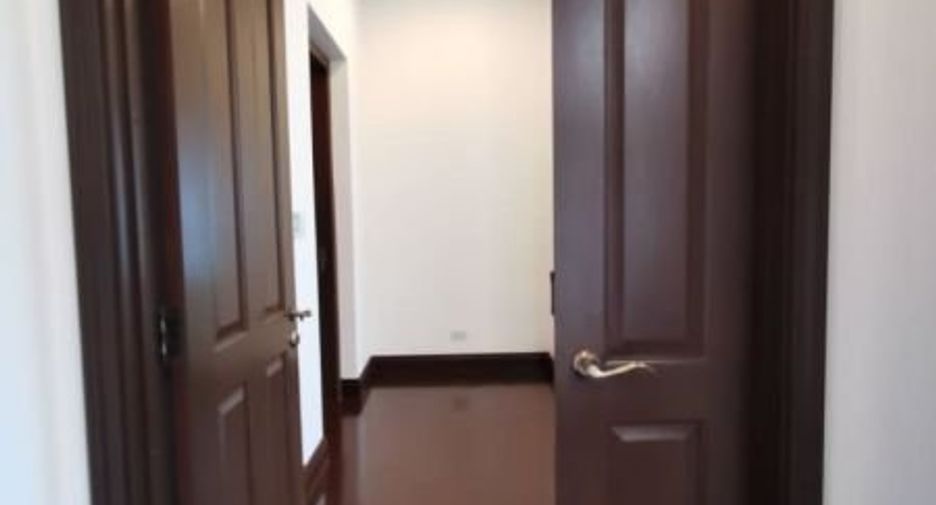 For rent 4 bedrooms house in Yan Nawa, Bangkok