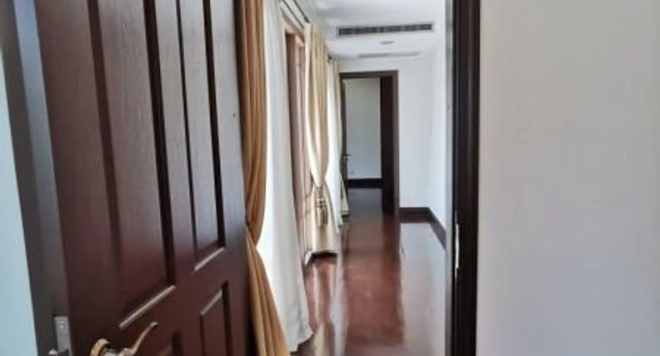 For rent 4 bedrooms house in Yan Nawa, Bangkok