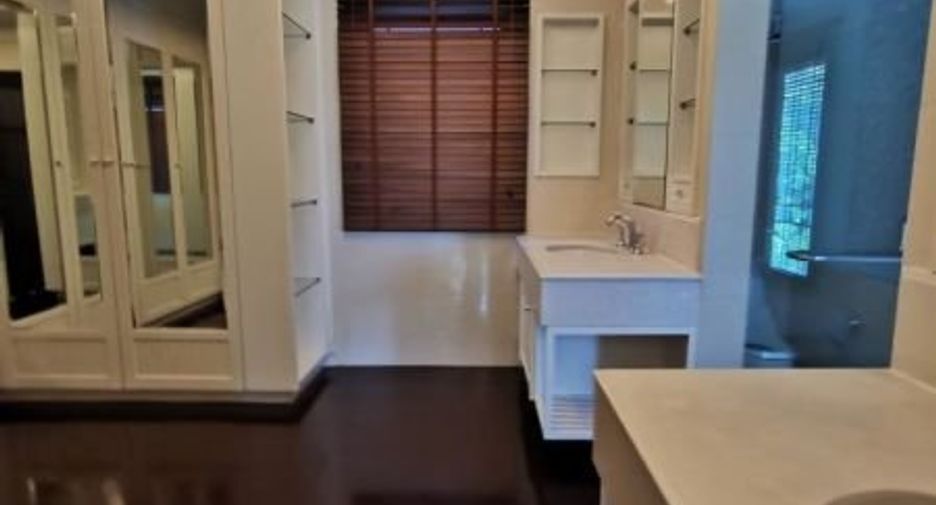 For rent 4 bedrooms house in Yan Nawa, Bangkok